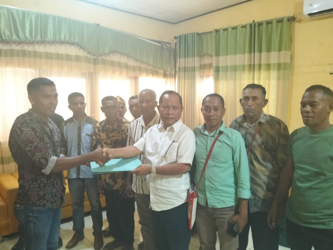 Ketua DPRD Nagekeo, Shafar, SE menerima aspirasi masyarakat adat Rendu dari Suku Redu, Isa dan Gaja. (Foto: faktahukumntt.com)