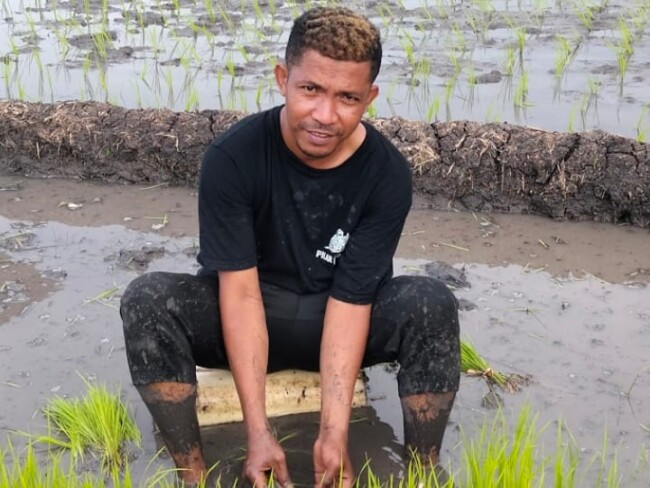 Angkat Isu Pekerja Migran, Sevrin Waja, salah satu wartawan di Kabupaten Nagekeo berhasil masuk nominasi 3 besar lomba karya jurnalistik Bappenas. (Foto: faktahukumntt.com)
